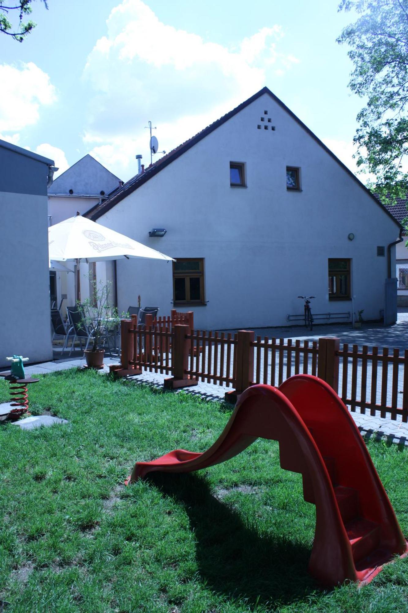 Penzion A Caferestaurant U Lavky Chrudim Exterior photo