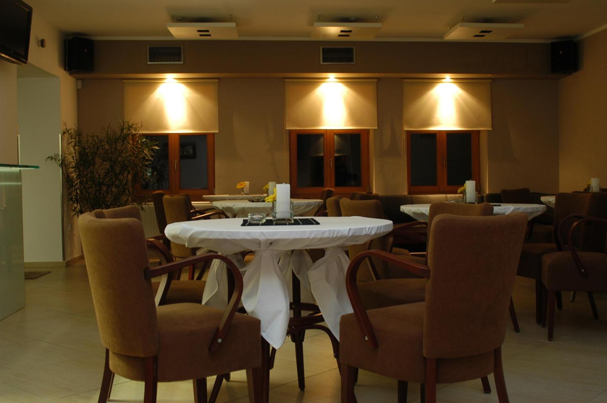 Penzion A Caferestaurant U Lavky Chrudim Exterior photo