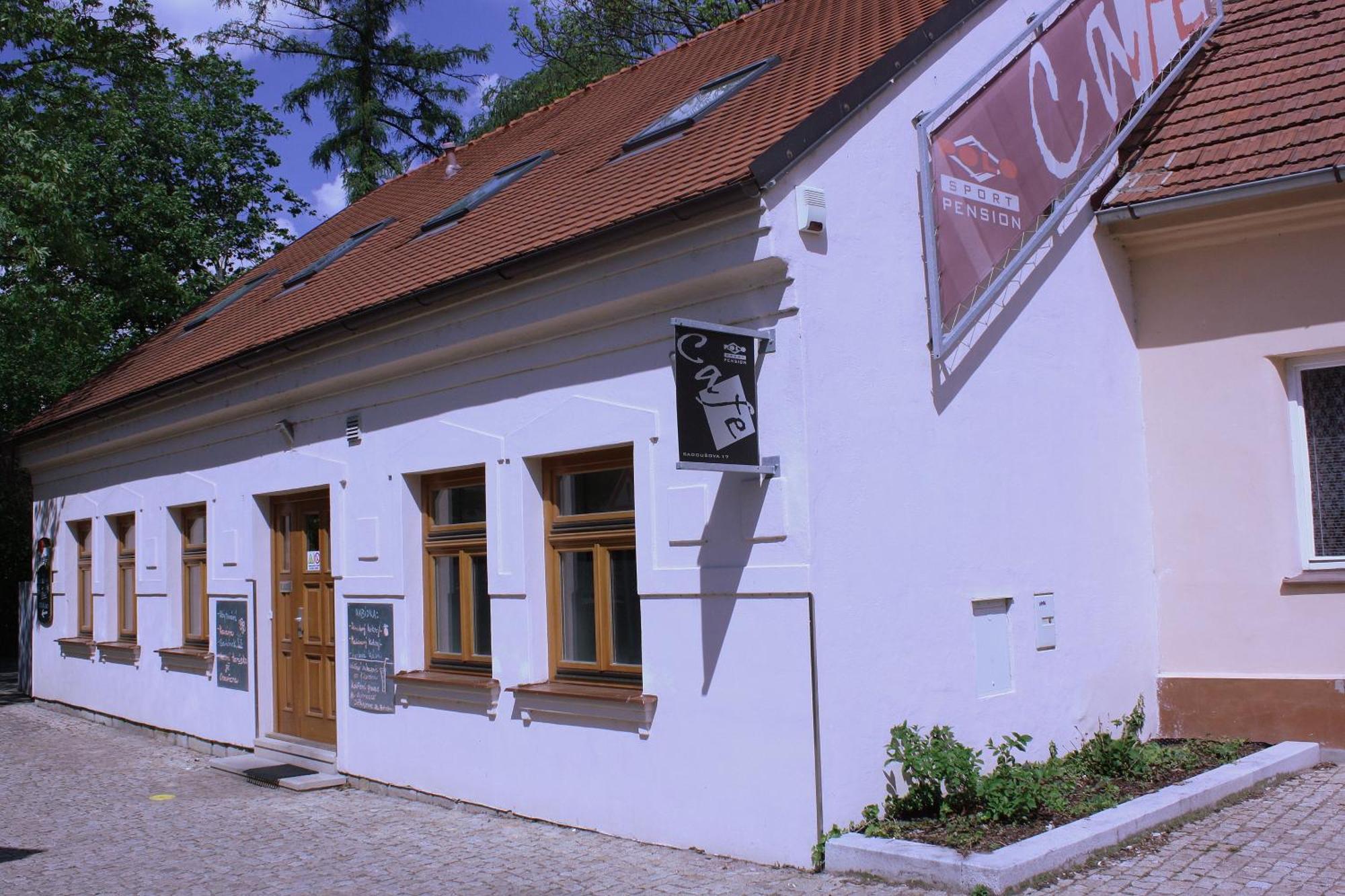 Penzion A Caferestaurant U Lavky Chrudim Exterior photo