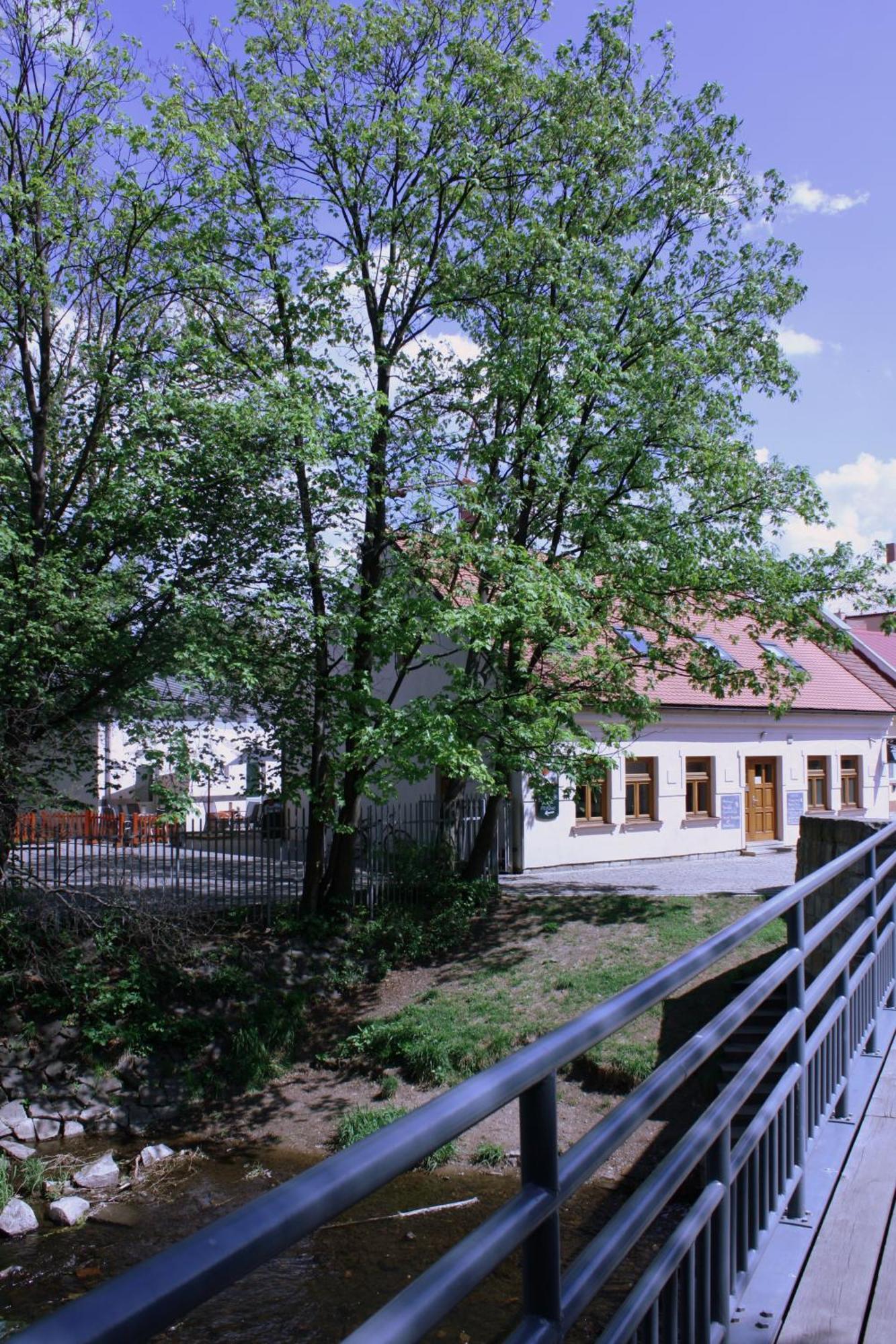 Penzion A Caferestaurant U Lavky Chrudim Exterior photo